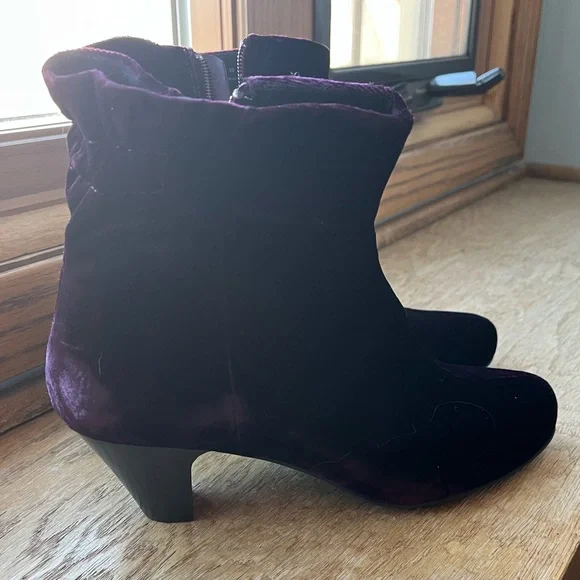 NIB Umberto Raffini Nolan Purple Velvet Fabric Zip Ankle Boots Women's Size 39 - Picture 2 of 4